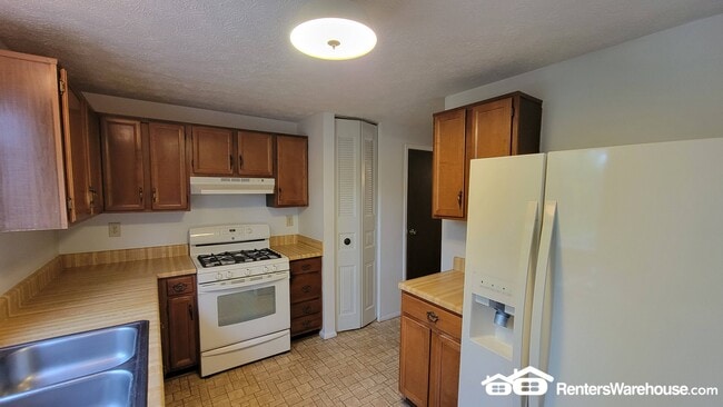 Building Photo - 1461 Silver Lake Dr