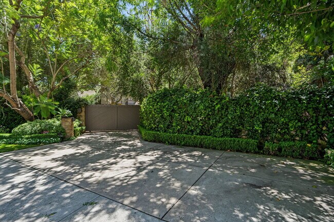 Foto del edificio - 575 N Beverly Glen Blvd