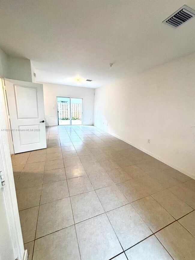 Foto del edificio - 2684 SE 11th Ct