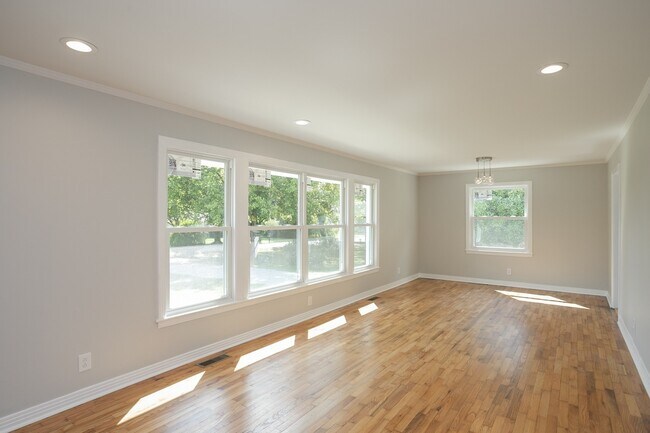 Building Photo - 102 S Bigby Dr