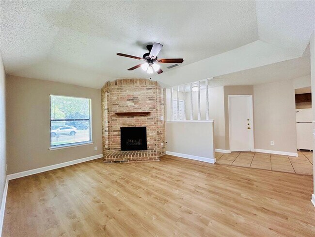 Foto del edificio - 12300 Deer Falls Dr