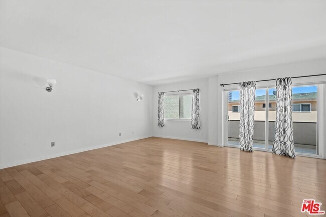 Foto del edificio - 11820 Mayfield Ave