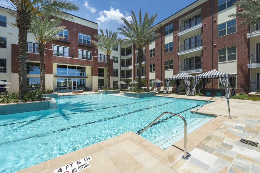 Overture Sugar Land 55+ Active Adult Apart...