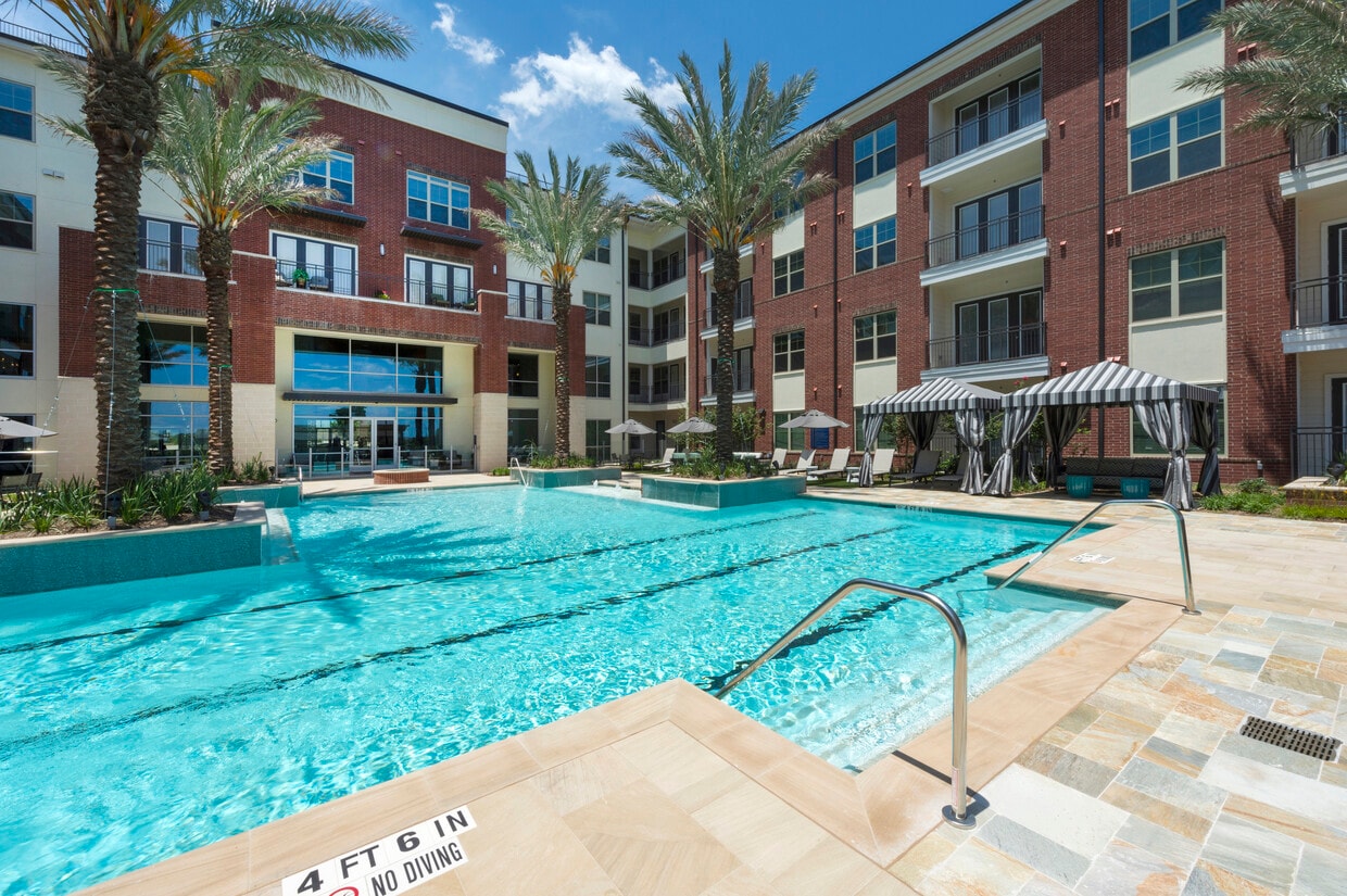 Piscina estilo centro turístico - Overture Sugar Land 55+ Active Adult Apartment Homes