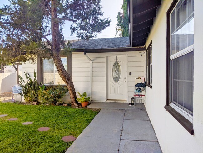 Building Photo - Fallbrook 7945-7947