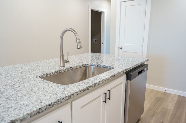 Foto del edificio - 3-Bedroom Townhome with Garage & Private Y...