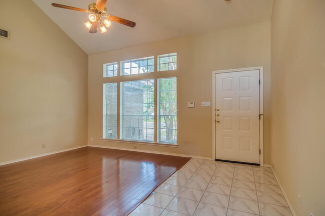 Building Photo - Wonderful 4BR/2.5 Bath in Encino Park -- D...