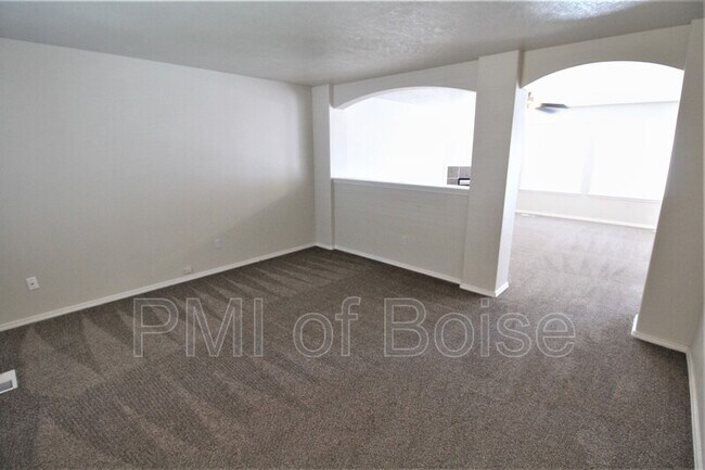 Foto del edificio - 4713 Hearst Dr W