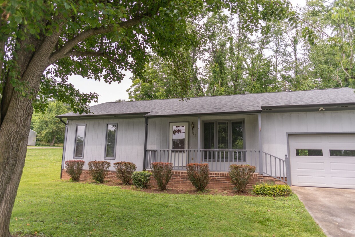 Foto principal - 127 Stephens Dr