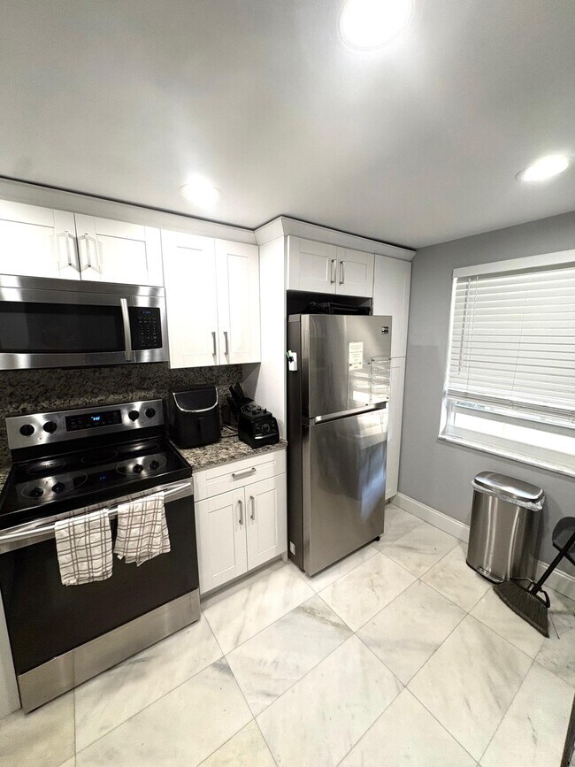 Building Photo - 605 Oaks Dr