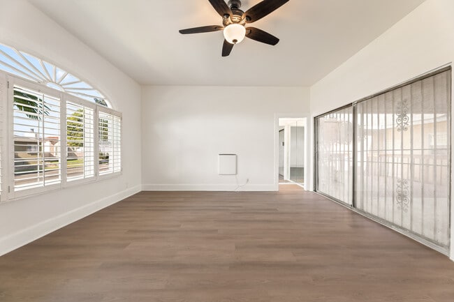 Foto del edificio - 6250 S Van Ness Ave