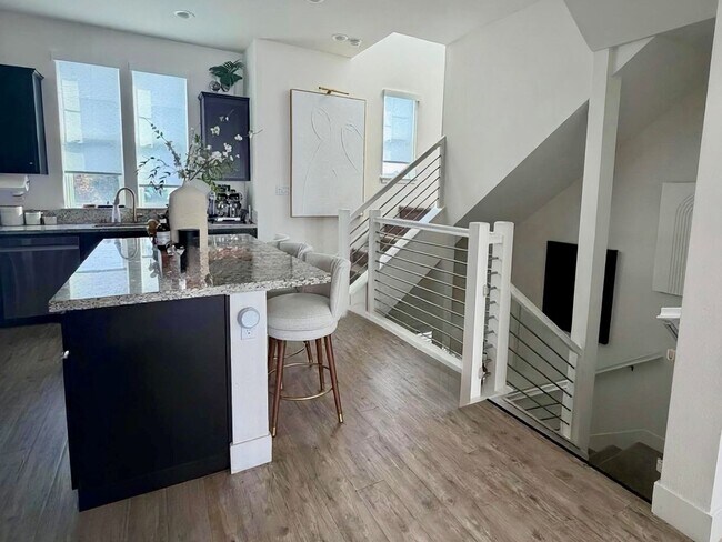 Foto del edificio - Luxury 4BR Home w/ Dual Side Yards, Putting Green & Master Suite