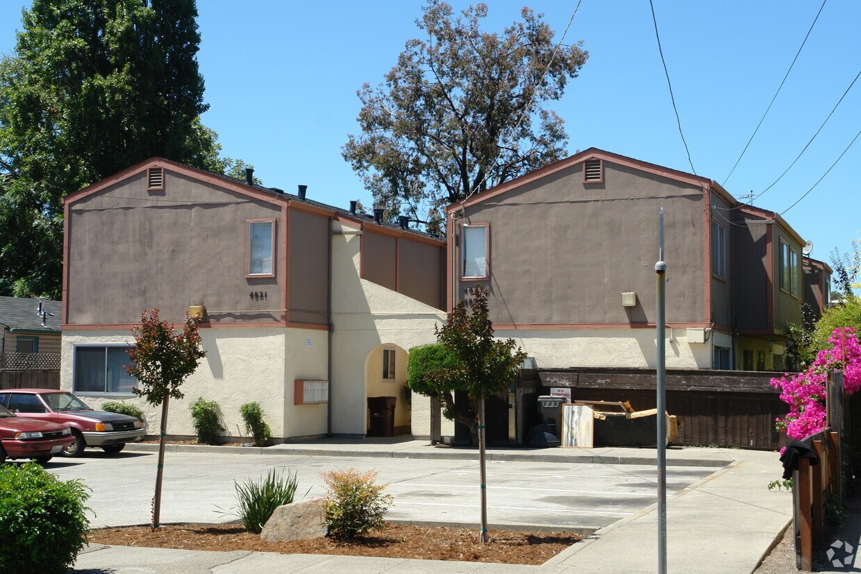 Primary Photo - 4821-4825 Webster St