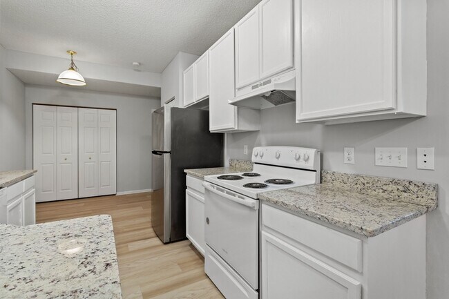 Foto del edificio - 9105 Holly Ln N