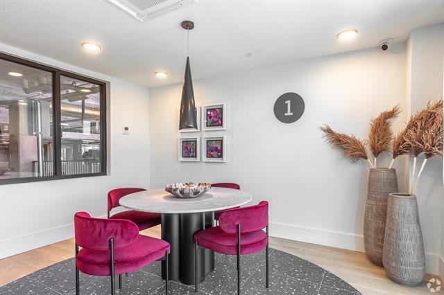 Building Photo - 596 W 9th St