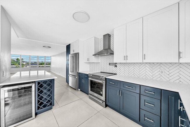 Building Photo - 3051 NE 48th St