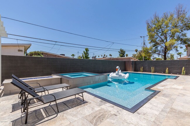 Foto del edificio - 6625 E 6th St