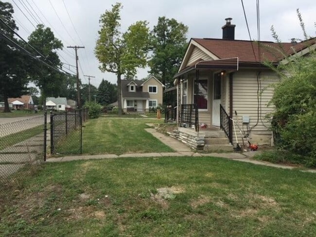 Building Photo - 2 Bedroom Home In Hazel Park