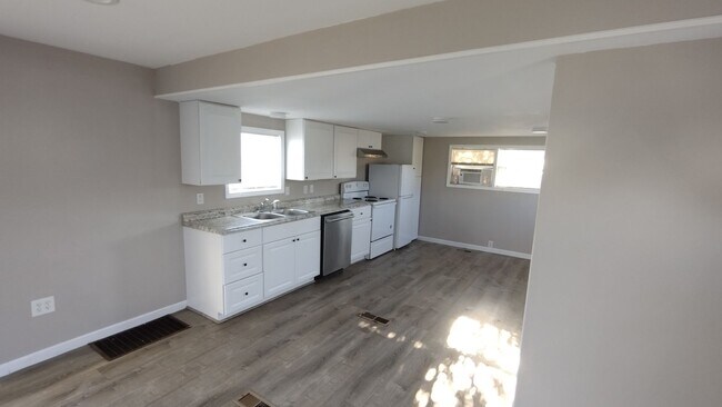 Foto del edificio - 2 Bedrooms with 2 Bathrooms Home on Large ...