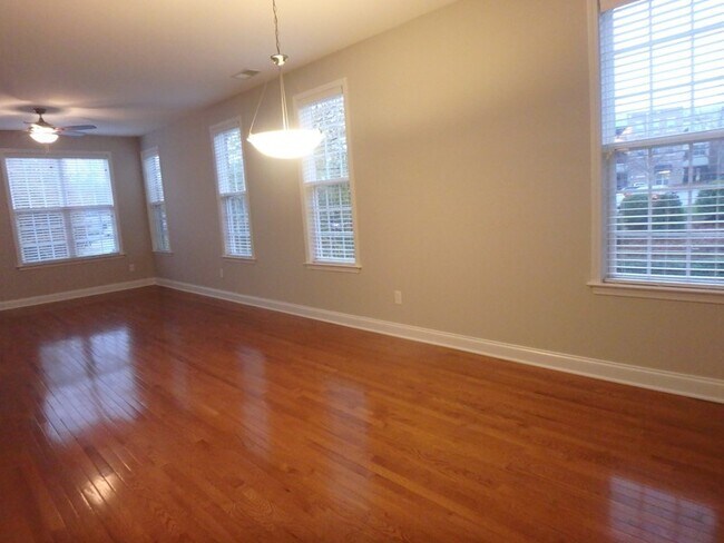 Foto del edificio - Brick Townhouse near Downtown Matthews
