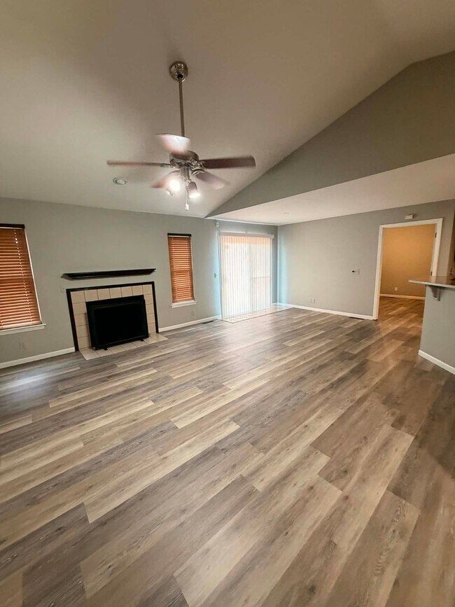 Building Photo - BEAUTIFUL  3 Bedroom 2 Bathroom Home in Royal Heights with garage and large back patio!!!!