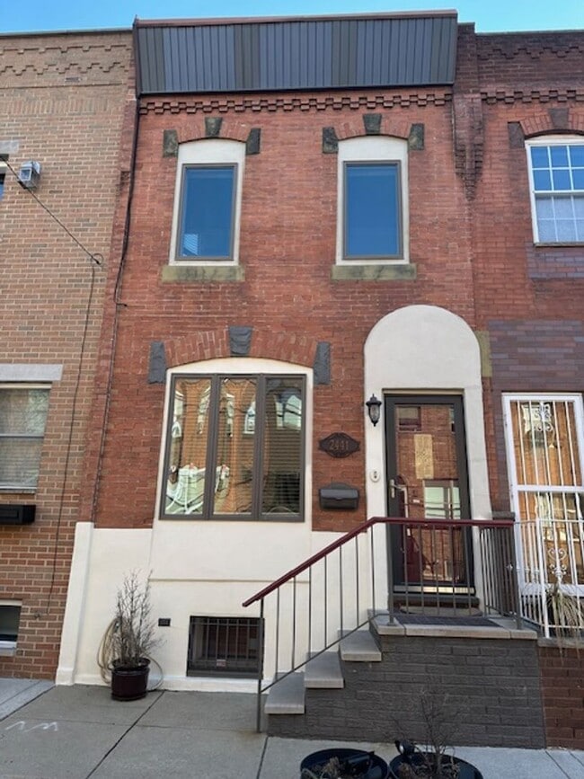 Building Photo - 2441 S Woodstock St