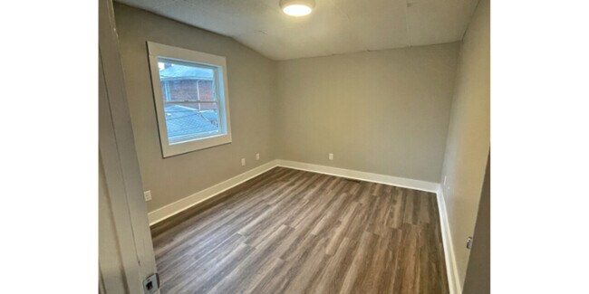 Building Photo - 714