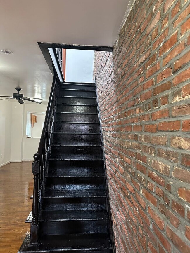 Foto del edificio - Beautifully Renovated Home! Central Air! Rear Yard! Available Now!