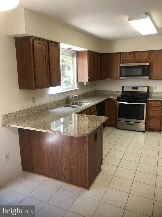 Building Photo - 5621 Sherborne Knolls