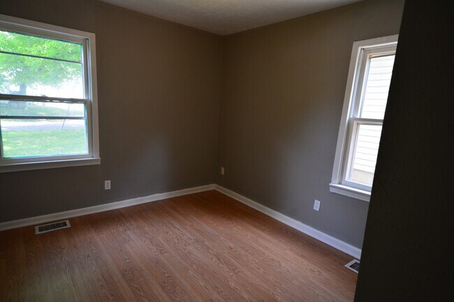 Building Photo - Rent this cute 3 Bedroom 1 Bath Home