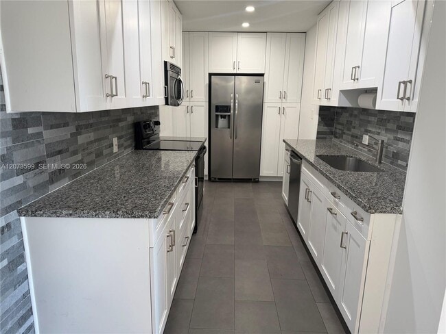 Building Photo - 4200 Hillcrest Dr
