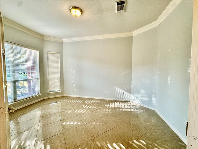 Building Photo - 2604 Hidden Creek Dr