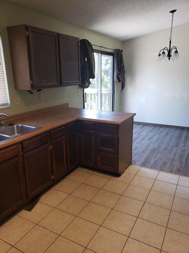 Foto del edificio - 2120 Heathercrest Dr