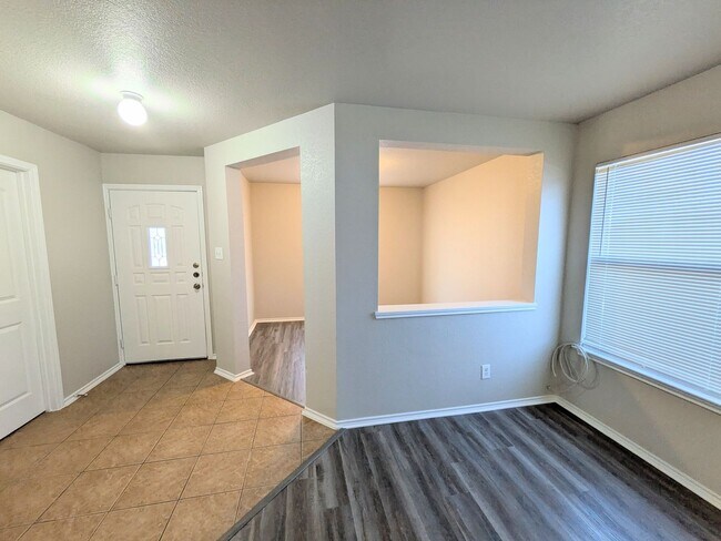 Foto del edificio - Very Nice 4 Bedroom Home In Convenient Northwest Location!