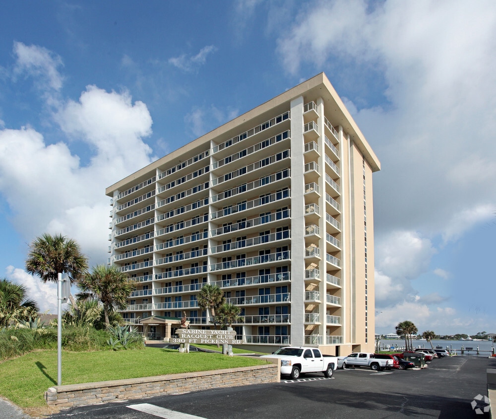 Sabine Yacht and Racquet Club Apartments in Gulf Breeze, FL