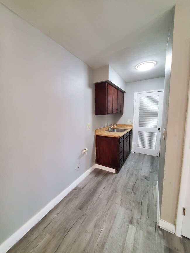 Kitchen - 706 N Broadway St