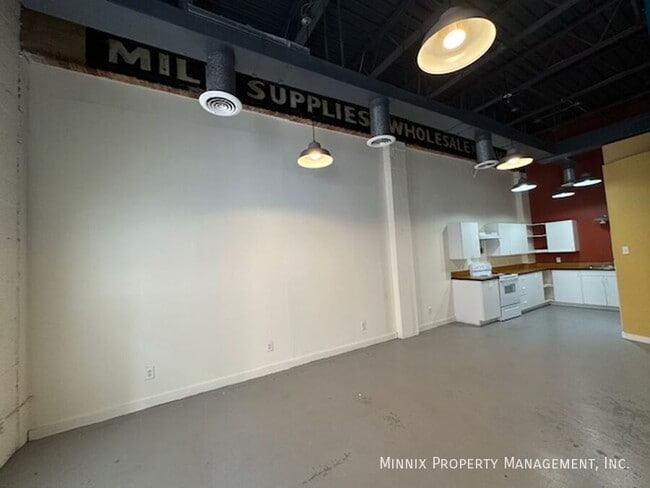 Building Photo - 611 Main St