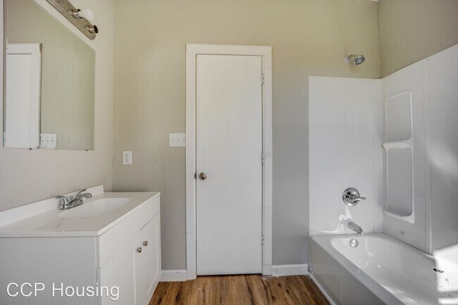 Building Photo - 2 br, 1 bath House - 1001 South O Street
