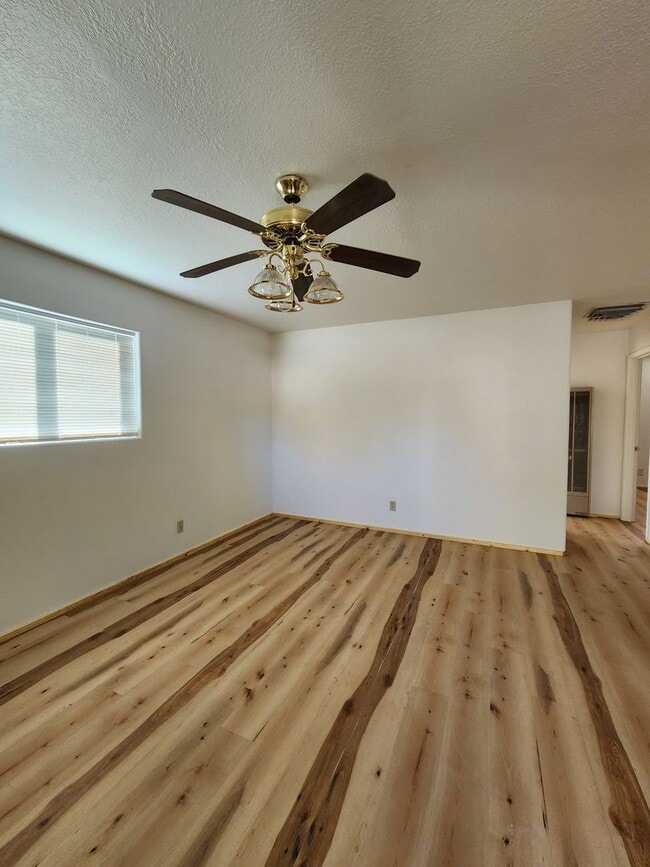 Building Photo - 1406 Saiz Lane 1