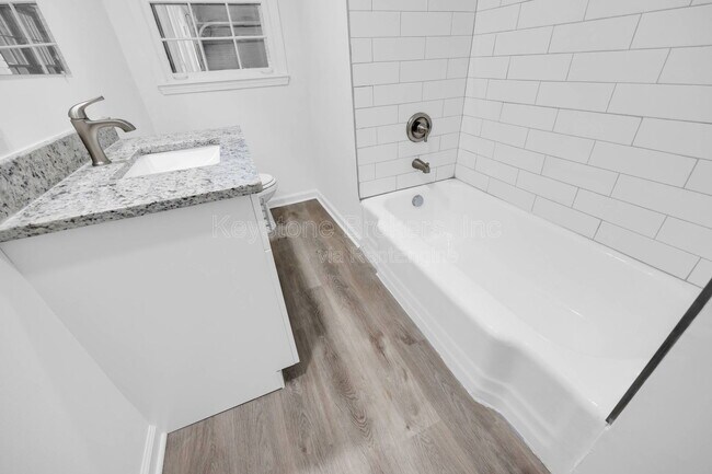 Foto del edificio - 1586 Kings Rd