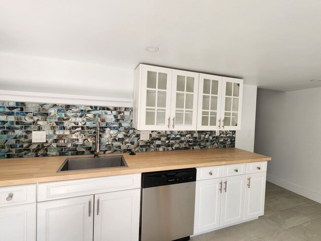 Building Photo - Coastal Charm Awaits in Bonita Springs
