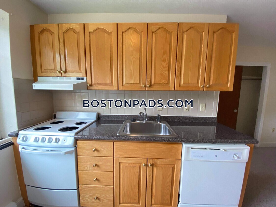 Primary Photo - 4 Brattle Dr