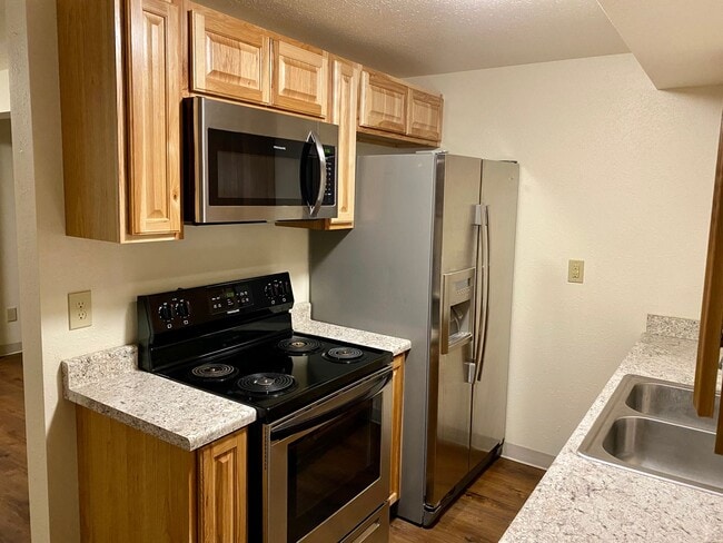 Building Photo - Awesome studio apt downtown with full kitc...