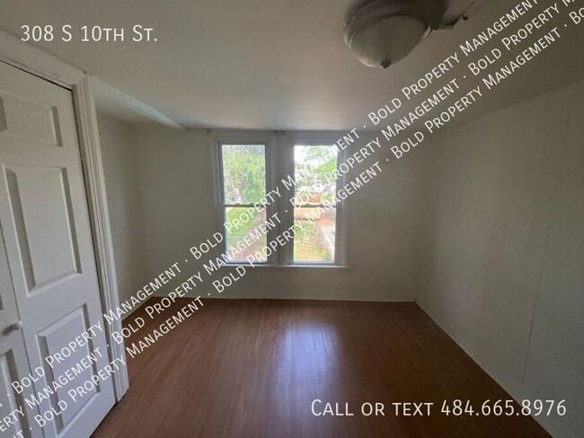 Building Photo - 308 S 10th St
