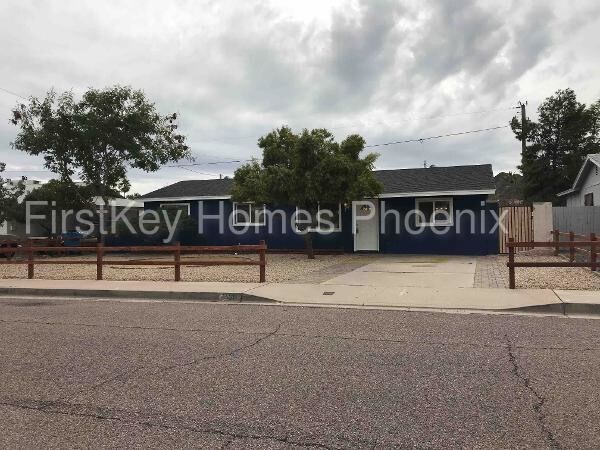 Primary Photo - 2139 E Larkspur Dr