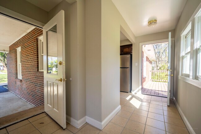 Foto del edificio - 2631 Lakeridge Cir NW