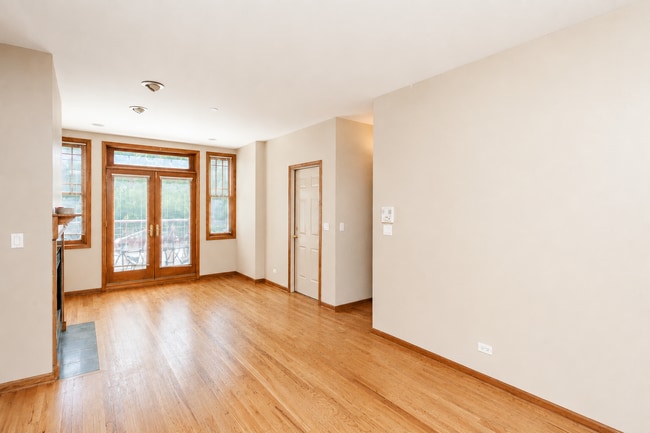 Building Photo - 3240 N Racine Ave