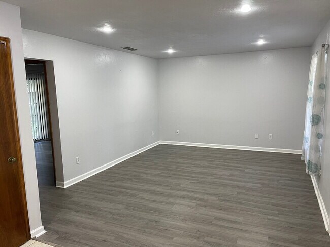 Foto del edificio - Beautiful 2 Bedroom 1 Bathroom in NW Tallahassee!