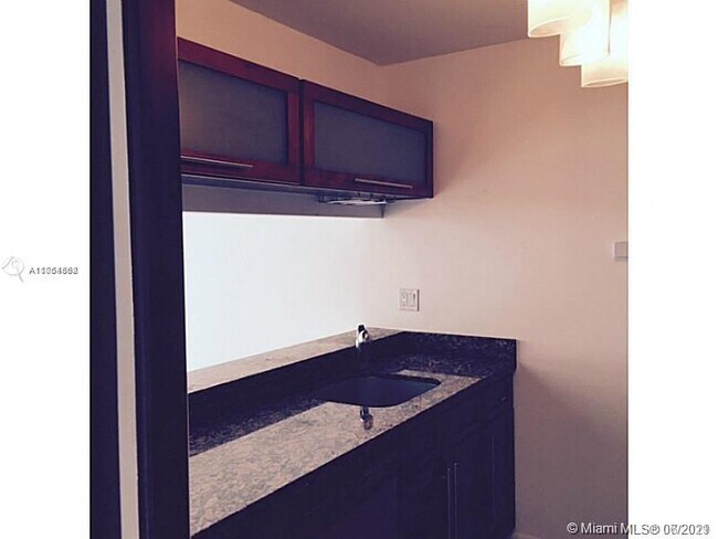 Foto del edificio - 600 NE 36th St