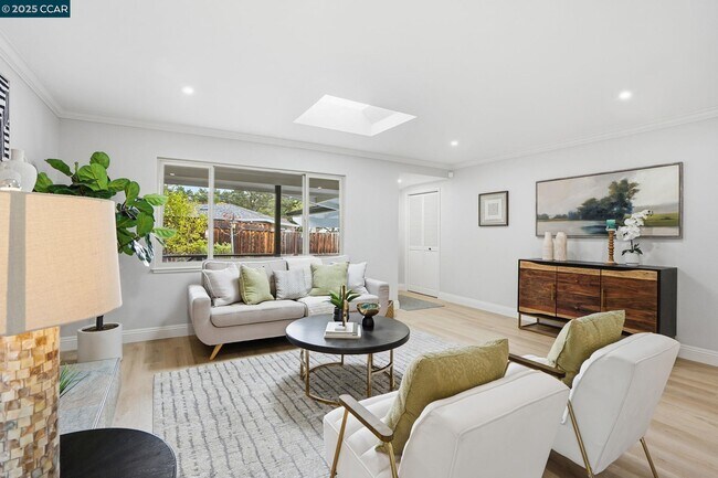 Foto del edificio - 289 Sierra Dr